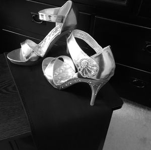 High heeled women's dress shoes (Never worn)
